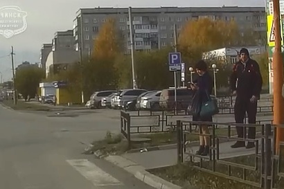 Мужчина подошел к женщине, пока та ждала зеленый сигнал светофора
