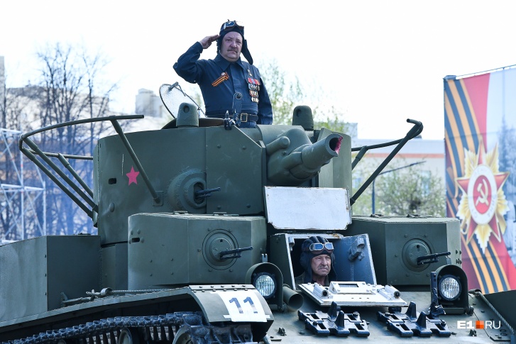 Роман Шадрин на месте командира танка <nobr class="_">Т-28</nobr> во время репетиции торжественного шествия в Верхней Пышме