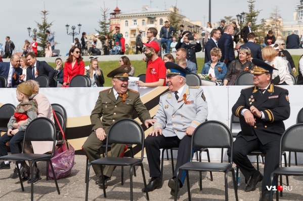 Экс-начальник УФСБ по Волгоградской области Сергей Кокорин (в центре) весело смеется с коллегами по возложениям цветов в памятные даты Экс-начальник УФСБ по Волгоградской области Сергей Кокорин (в центре) весело смеется с коллегами по возложениям цветов в памятные даты