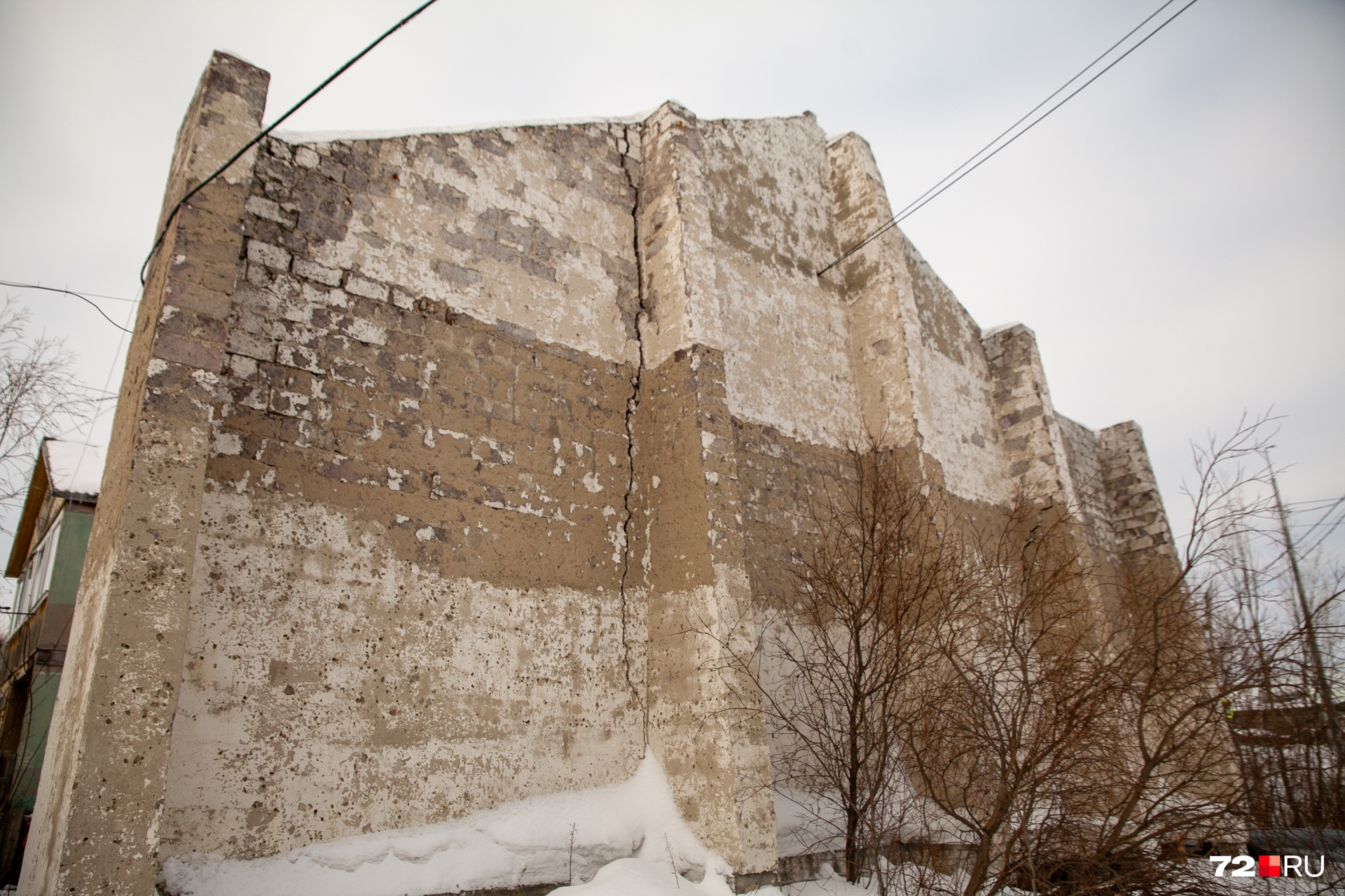 Около одного из сталинских бараков мы находим вот такую страшную стену. Причем стоит она отдельно от дома