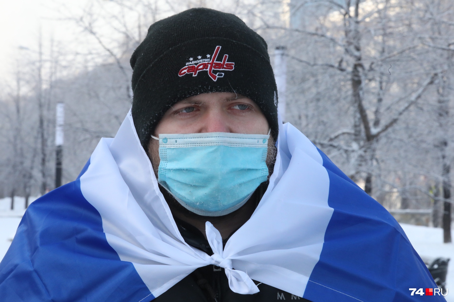 Артём Яумбаев накрыл плечи флагом России 