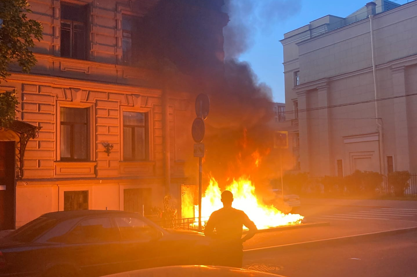 Горящий мусор в Тучковом переулке был похож на адское пламя, вырывающееся из-под земли