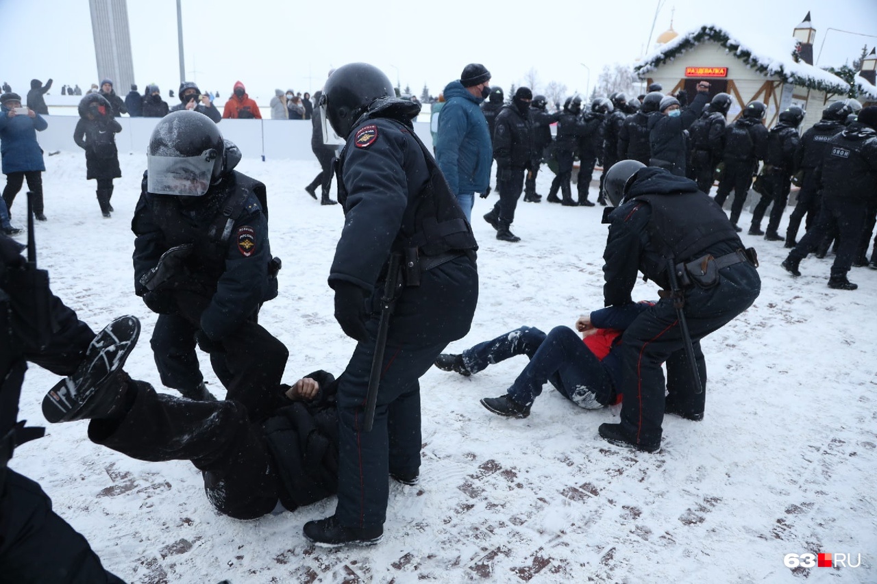 Участники митинга падали, их поднимали Участники митинга падали, их поднимали
