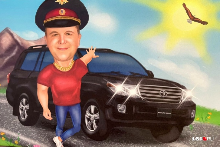 При обысках у начальника УГИБДД Миллерово нашли оружие и портрет в стиле 90-х