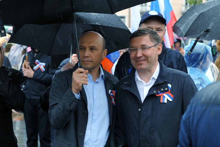 Сергей Сарычев (слева) долгие годы работал в региональном правительстве, в том числе с Владимиром Якушевым