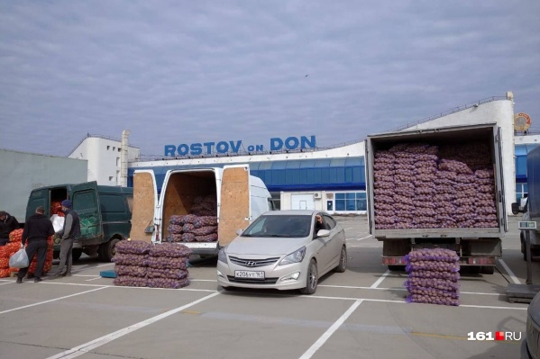 Предприниматели начали стягиваться к аэропорту в пятницу Предприниматели начали стягиваться к аэропорту в пятницу