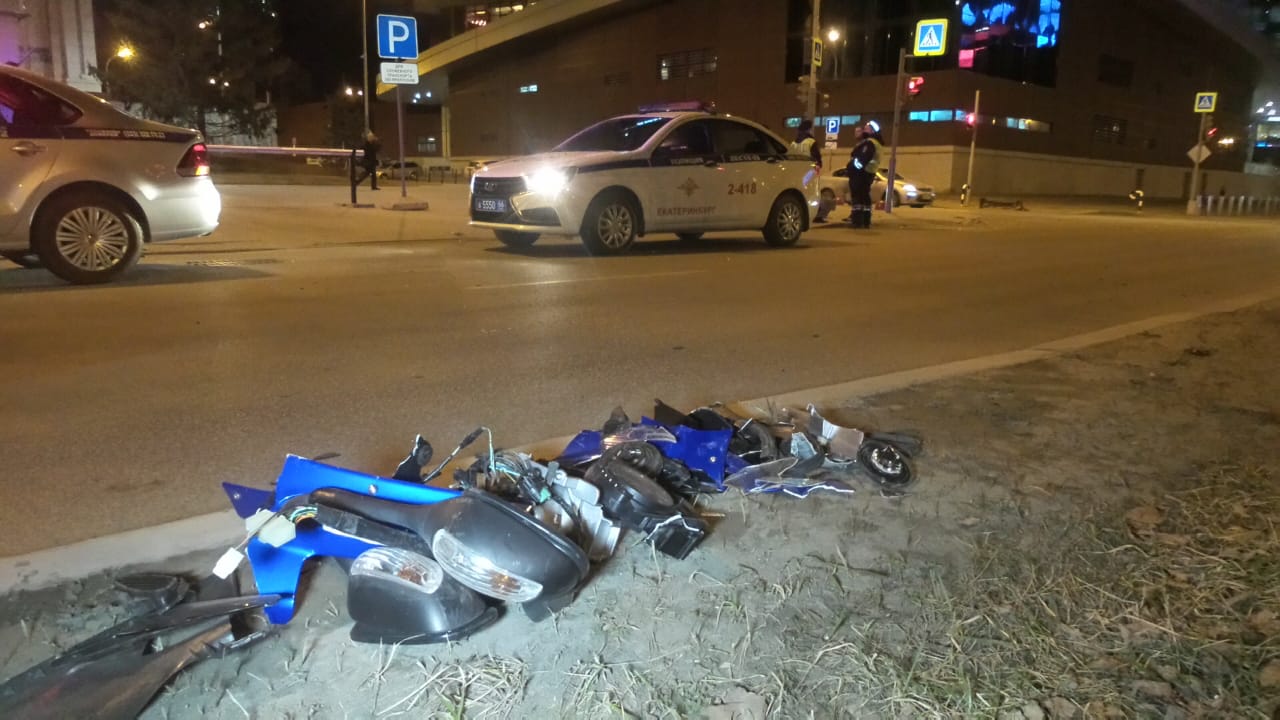 В центре Екатеринбурга байкер врезался в автомобиль, не пропустивший его, и получил перелом позвоночника