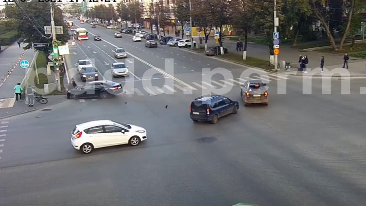 В центре Перми столкнулись две иномарки. Одна вылетела на тротуар и сбила пешехода