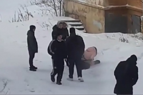 Подростки пинали и толкали девочку, а затем ушли, оставив ее лежать на снегу Подростки пинали и толкали девочку, а затем ушли, оставив ее лежать на снегу