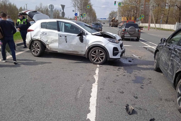 В Ярославле столкнулись пять автомобилей В Ярославле столкнулись пять автомобилей