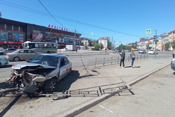 В момент аварии в «Мазде» сидели трое мужчин В момент аварии в «Мазде» сидели трое мужчин