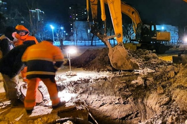 Коммунальщики работали на месте всю ночь Коммунальщики работали на месте всю ночь