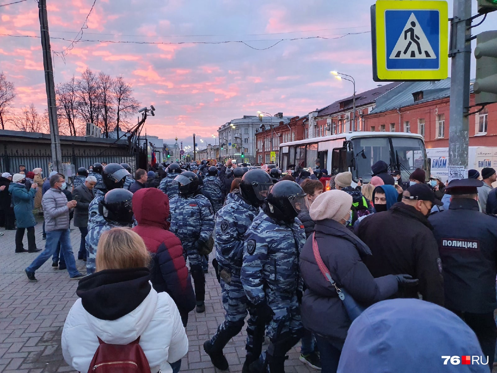 Из-за начавшихся задержаний толпа двинулась по центру в сторону улицы Кирова
