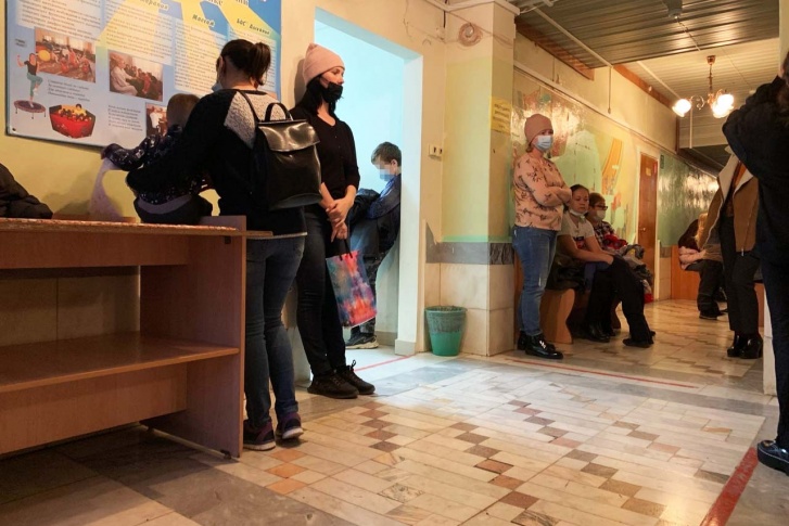 В городских поликлиниках очереди к врачу сейчас не редкость В городских поликлиниках очереди к врачу сейчас не редкость