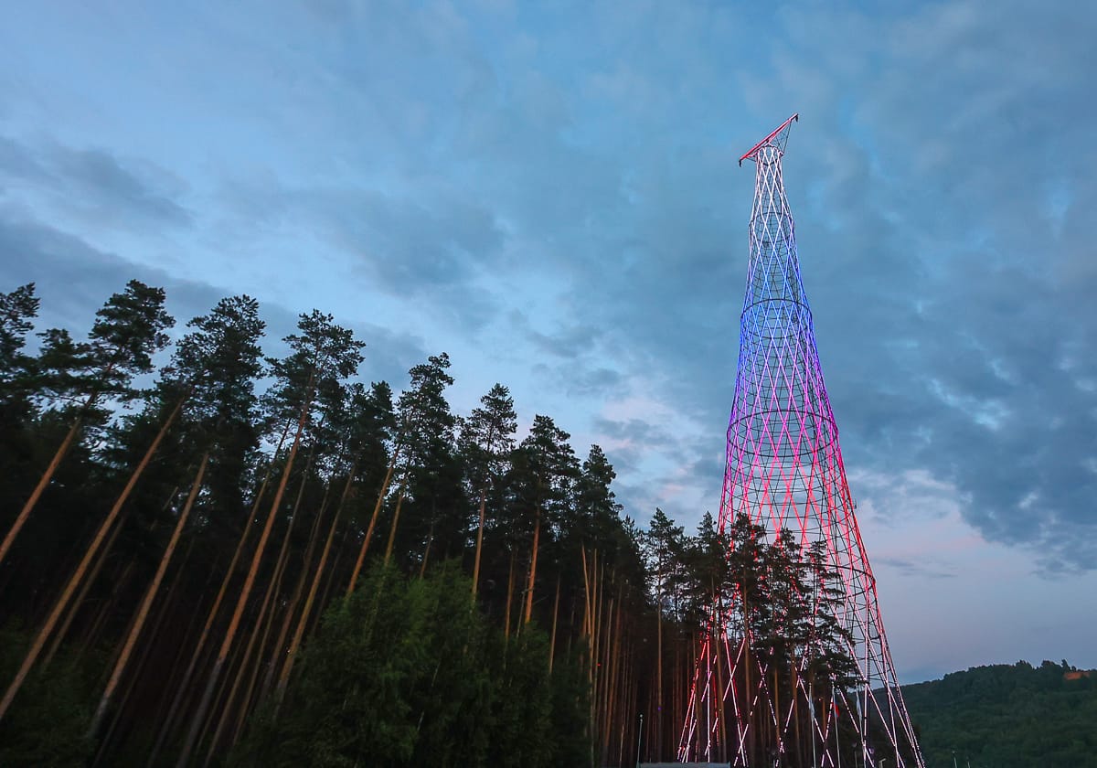 Шуховскую башню в Дзержинске подсветили в цветах триколора перед Днем России