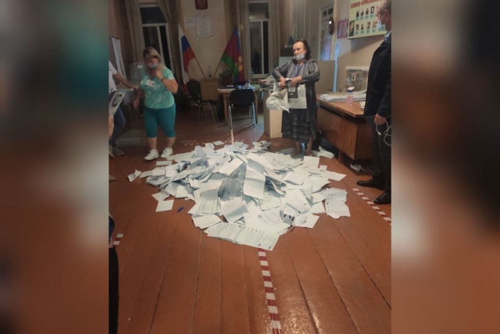 Комиссия одного из УИКов края разбросала бюллетени на полу, потому что «устала терпеть издевательства»