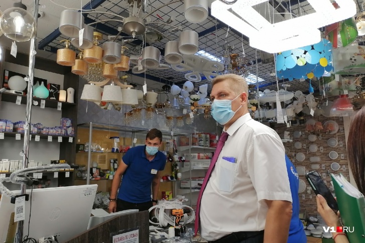 Волгоградские продавцы носят маски не снимая, но забывают мерить температуру Волгоградские продавцы носят маски не снимая, но забывают мерить температуру