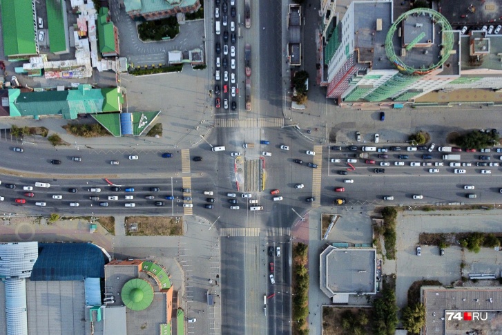 Специалисты уложат новое покрытие на участке протяженностью более трех километров Специалисты уложат новое покрытие на участке протяженностью более трех километров