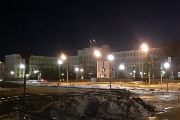 На час у здания правительства Поморья отключили яркую подсветку На час у здания правительства Поморья отключили яркую подсветку