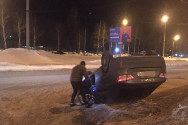 Водителю внутри легковушки потребовалась медицинская помощь Водителю внутри легковушки потребовалась медицинская помощь