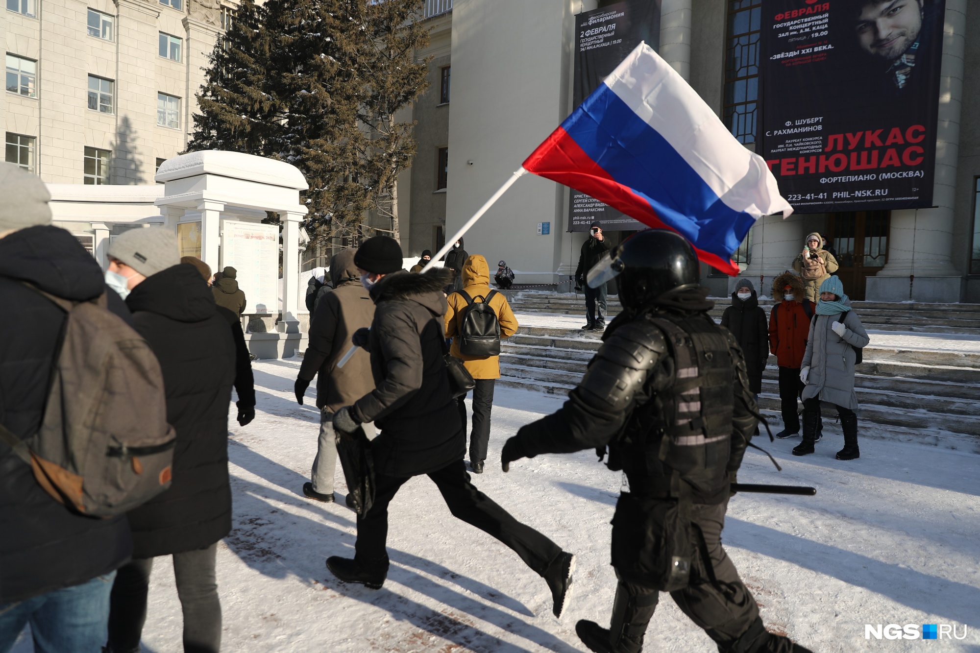 Когда народ дошел до часовни, участники начали разбредаться, но в итоге все стекались к мэрии и на площадь Ленина