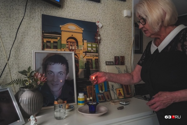 В квартире Людмила Александровна оборудовала маленький мемориал в память о сыне В квартире Людмила Александровна оборудовала маленький мемориал в память о сыне