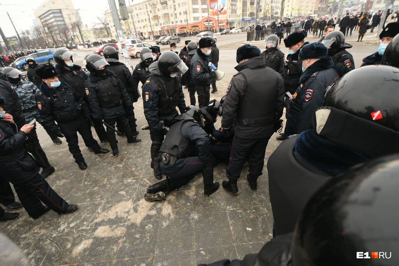 «Выбежала целая армия ОМОНа»: акция протеста в Екатеринбурге завершилась массовыми задержаниями