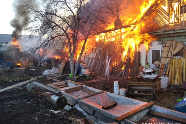 Огонь охватил площадь в 350 квадратных метров Огонь охватил площадь в 350 квадратных метров