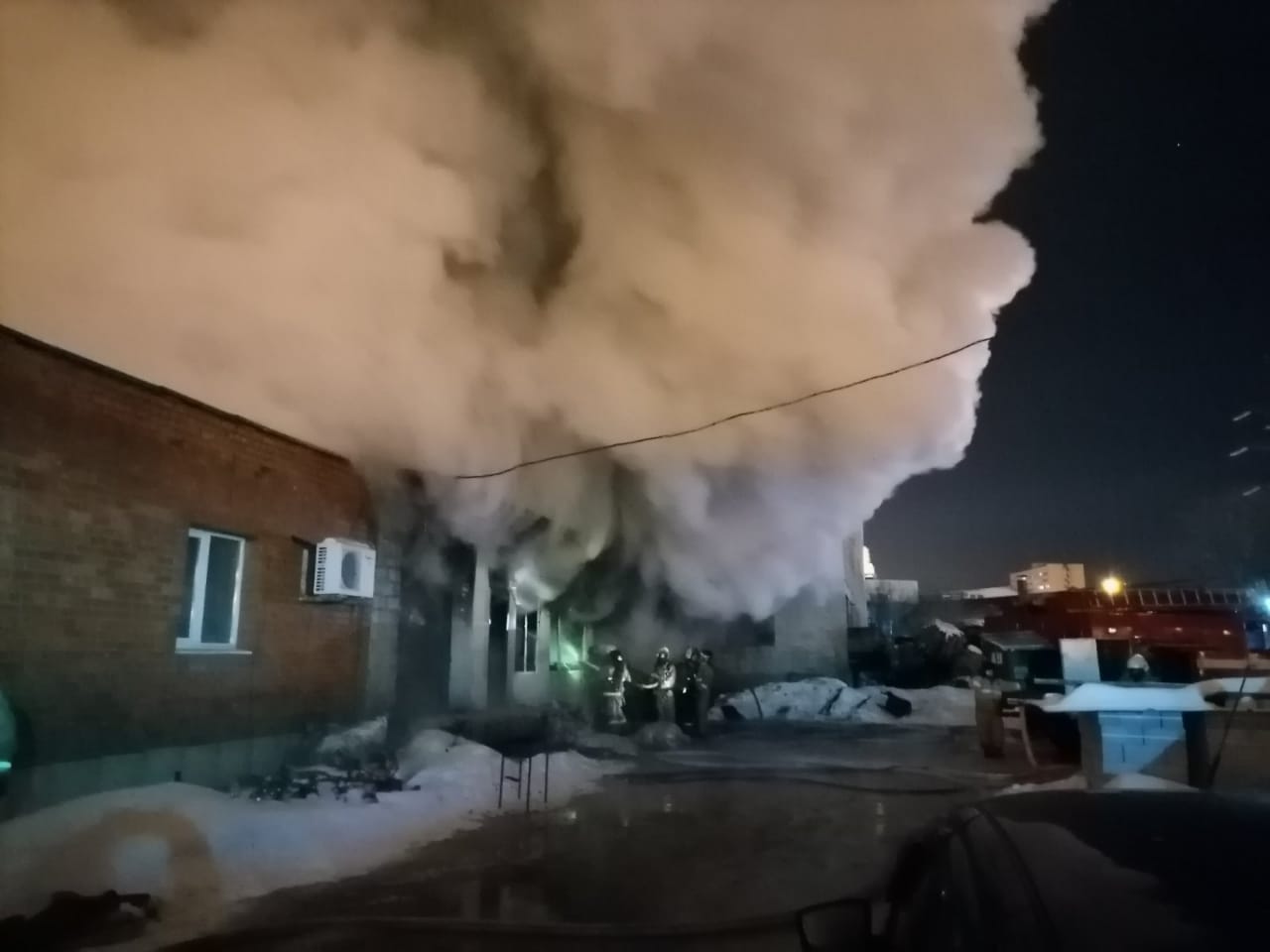 Столбы дыма поднимались на много метров вверх Столбы дыма поднимались на много метров вверх