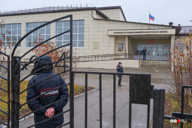 Сейчас территория школы оцеплена сотрудниками спецслужб. Стрелка продолжают допрашивать внутри здания Сейчас территория школы оцеплена сотрудниками спецслужб. Стрелка продолжают допрашивать внутри здания