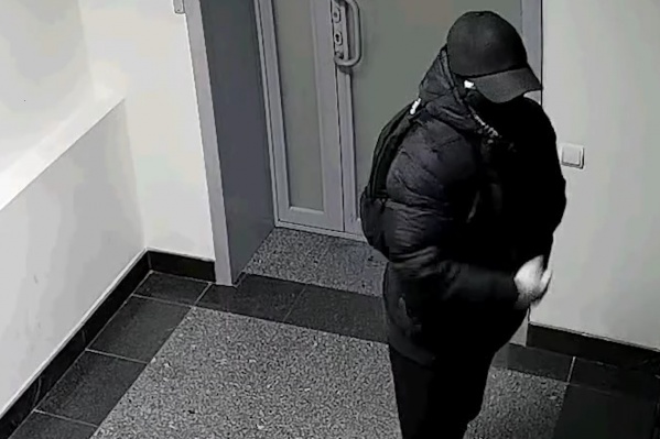 Предполагаемый преступник попал на камеры видеонаблюдения. Предполагаемый преступник попал на камеры видеонаблюдения. 