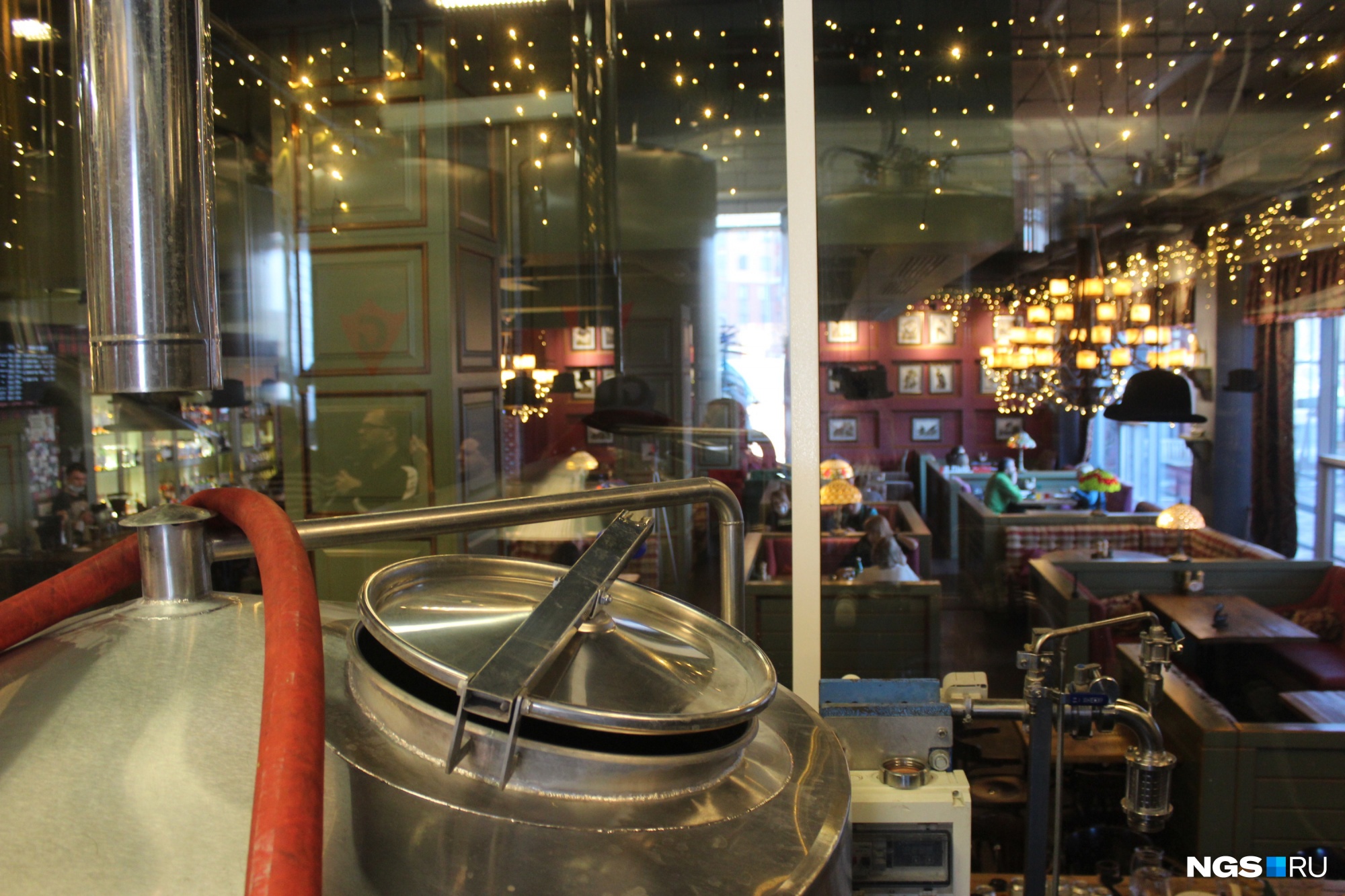 Сочетание пивоварни и бара призвано убедить потребителя в максимальной свежести продукта (на фото вид из помещения пивоварни GUSI на зал ресторана)
