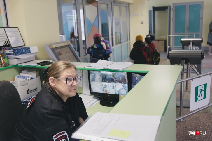 В лицее № 35 работают сотрудники частного охранного предприятия. Немногие школы могут позволить себе такую роскошь В лицее № 35 работают сотрудники частного охранного предприятия. Немногие школы могут позволить себе такую роскошь