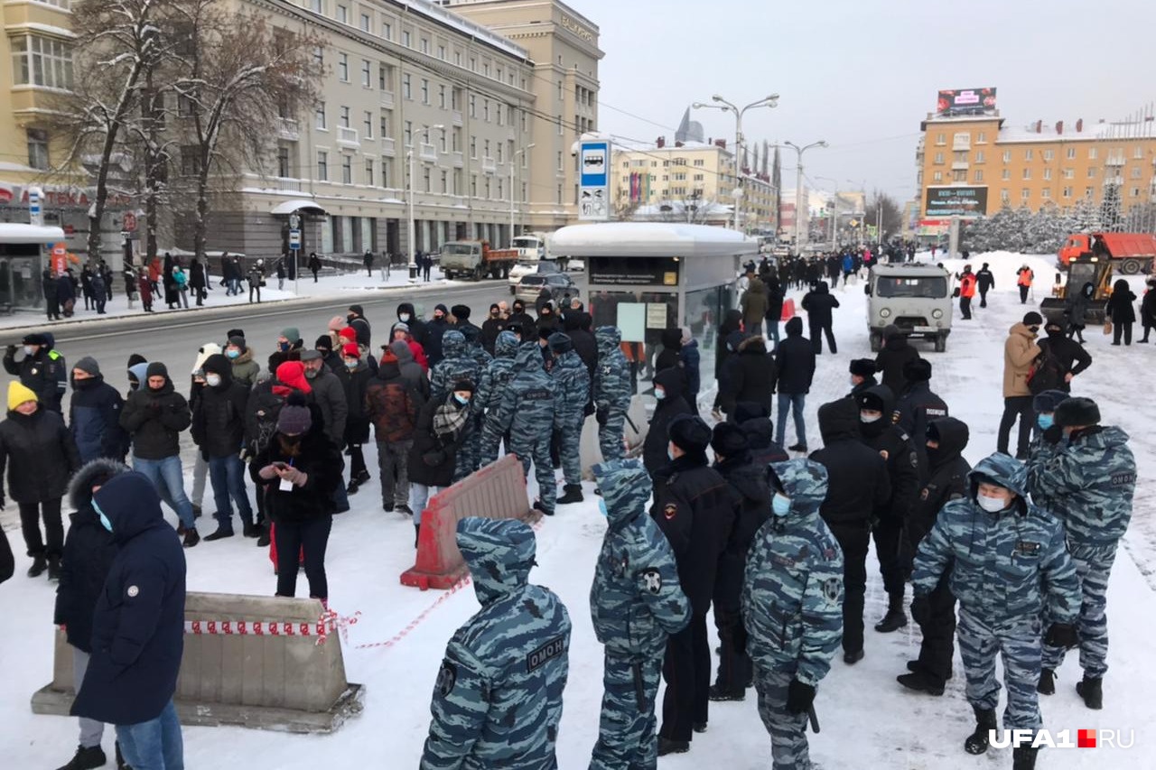 Место встречи навальнистов огородили — люди толпились вдоль дороги Место встречи навальнистов огородили — люди толпились вдоль дороги