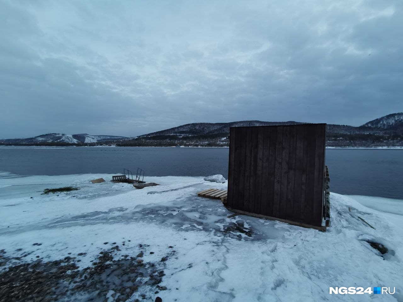 Эту будку для защиты от ветра мы застали днем, но ее убрали ближе к ночи Эту будку для защиты от ветра мы застали днем, но ее убрали ближе к ночи