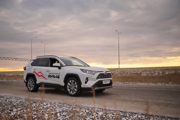 Toyota RAV4 — дерзкий и стильный автомобиль, который подойдет как для передвижения по городу, так и для загородных поездок Toyota RAV4 — дерзкий и стильный автомобиль, который подойдет как для передвижения по городу, так и для загородных поездок