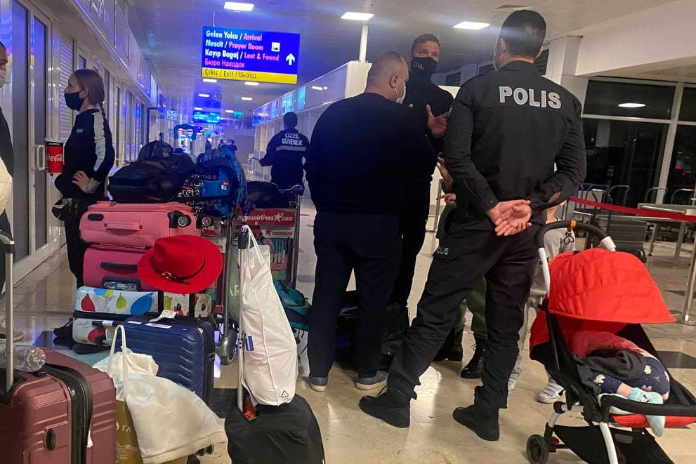 Уральцам, которые застряли в аэропорту Антальи из-за поломки самолета, аннулировали билеты