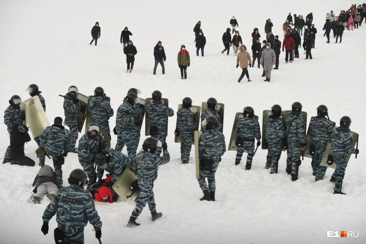 Нервы сдают у всех: как «винтили» участников протестов по всей стране в 11 видео