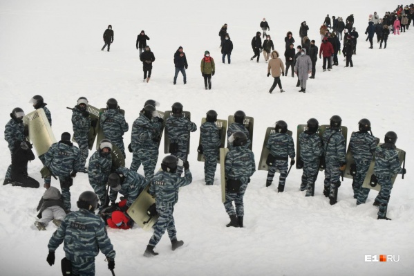 В Екатеринбурге устроили настоящее ледовое побоище — ОМОН вытеснил людей на Городской пруд. К счастью, никто не утонул В Екатеринбурге устроили настоящее ледовое побоище — ОМОН вытеснил людей на Городской пруд. К счастью, никто не утонул