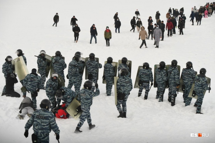 В Екатеринбурге устроили настоящее ледовое побоище — ОМОН вытеснил людей на Городской пруд. К счастью, никто не утонул