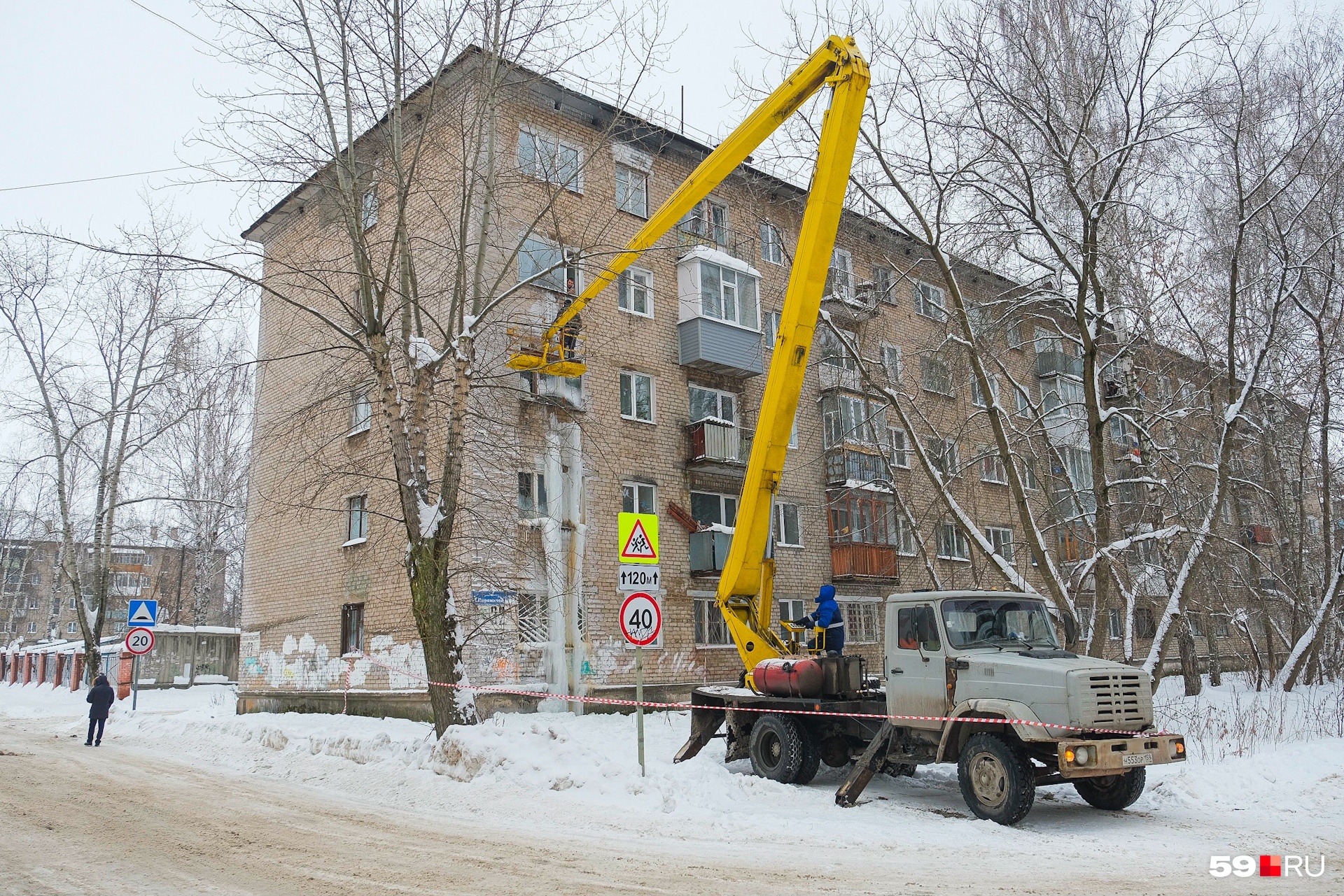 Огромная сосулька пока свисает с третьего по первый этаж Огромная сосулька пока свисает с третьего по первый этаж