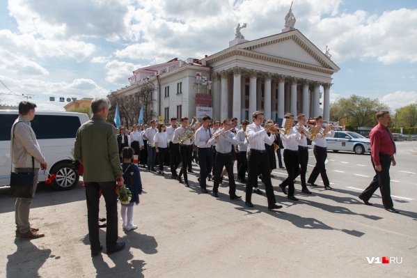 В канун Дня Победы волгоградские музыканты прошли по центру города В канун Дня Победы волгоградские музыканты прошли по центру города