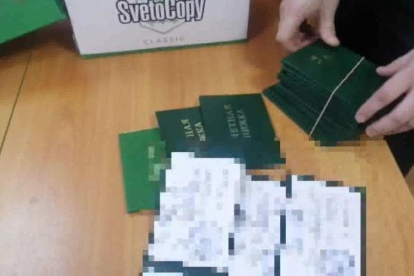 Студенты получали оценки без экзаменов Студенты получали оценки без экзаменов