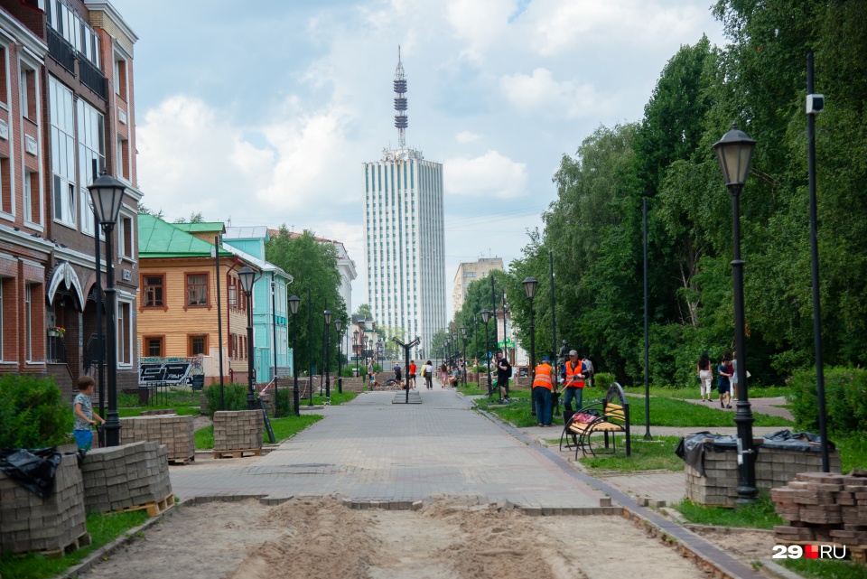 Сейчас Чумбаровка выглядит вот так, там <a href="https://29.ru/text/gorod/2021/07/08/70015184/" class="_" target="_blank">ремонтируют пешеходную часть проспекта</a>. Ремонт должны полностью закончить в октябре. А еще в этом году отремонтируют фонари Сейчас Чумбаровка выглядит вот так, там <a href="https://29.ru/text/gorod/2021/07/08/70015184/" class="_" target="_blank">ремонтируют пешеходную часть проспекта</a>. Ремонт должны полностью закончить в октябре. А еще в этом году отремонтируют фонари