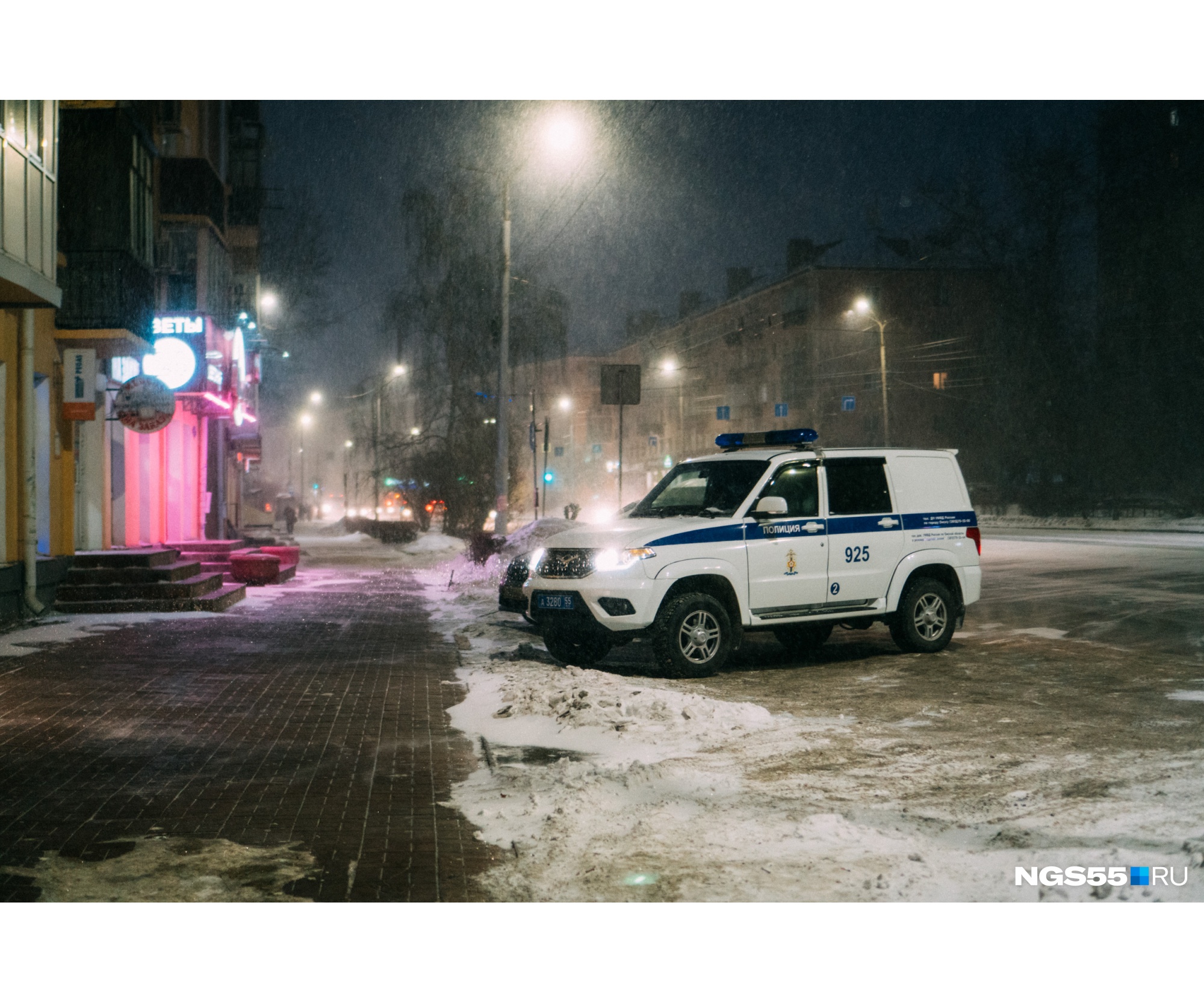 В отличие от штаба, где обстановка была накалена, главная магистраль Омска казалась безмятежной и пустынной В отличие от штаба, где обстановка была накалена, главная магистраль Омска казалась безмятежной и пустынной