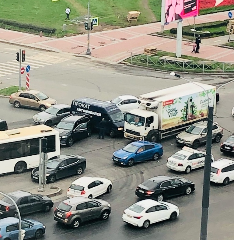 В Петербурге снова аномальные пробки. «Тетрис» перекрыл перекрёсток Пискарёвского и Блюхера