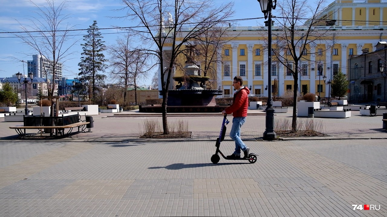 Нынешние ПДД возникли еще до массового увлечения россиян электросамокатами, поэтому их статус не определен Нынешние ПДД возникли еще до массового увлечения россиян электросамокатами, поэтому их статус не определен