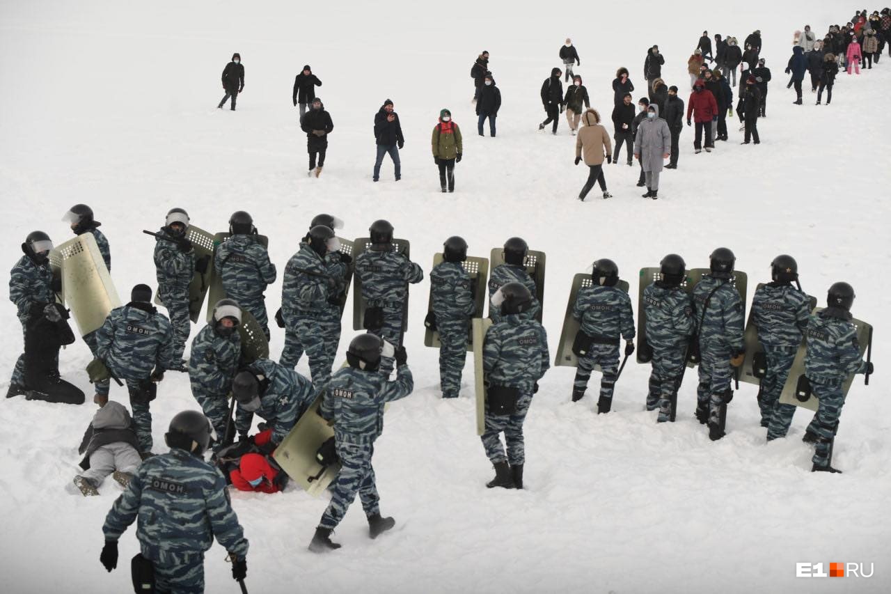 В Екатеринбурге протестующих выгнали на лед Городского пруда и уже оттуда стали «винтить» В Екатеринбурге протестующих выгнали на лед Городского пруда и уже оттуда стали «винтить»