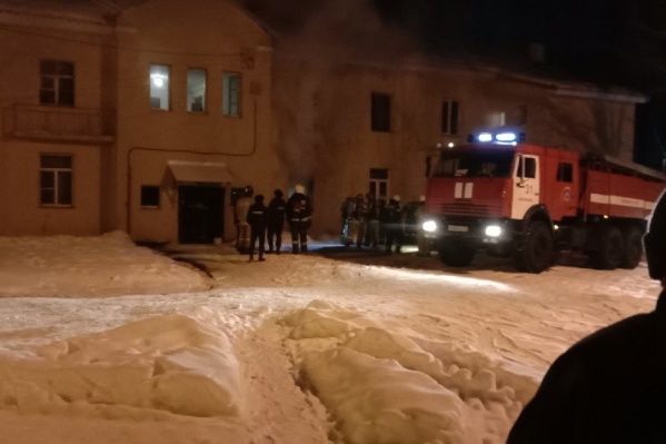 Загорелось старое двухэтажное здание с деревянными перекрытиями внутри Загорелось старое двухэтажное здание с деревянными перекрытиями внутри