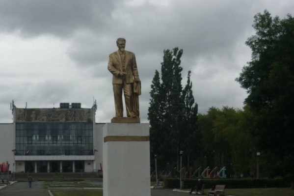 Памятник был установлен в сквере на улице Куйбышева Памятник был установлен в сквере на улице Куйбышева
